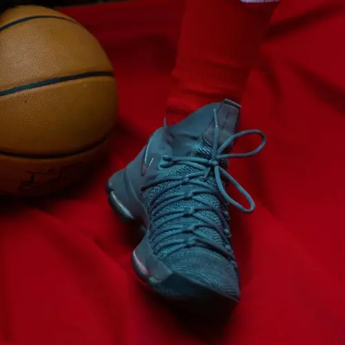 低筒室內籃球鞋